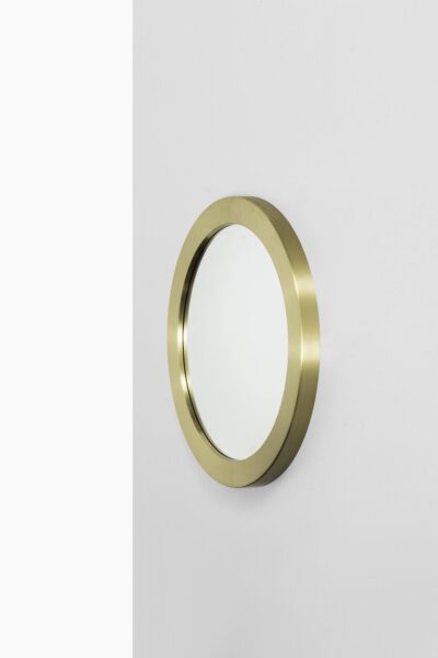 Round mirror in brass produced by Glasmäster at Studio Schalling