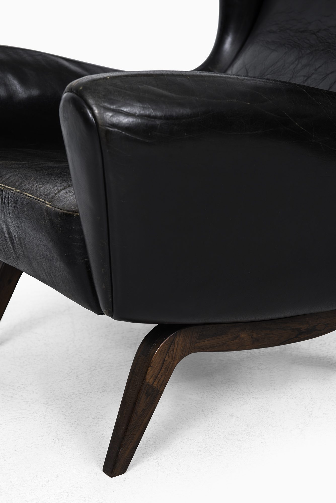 Illum Wikkelsø easy chair model 110 at Studio Schalling