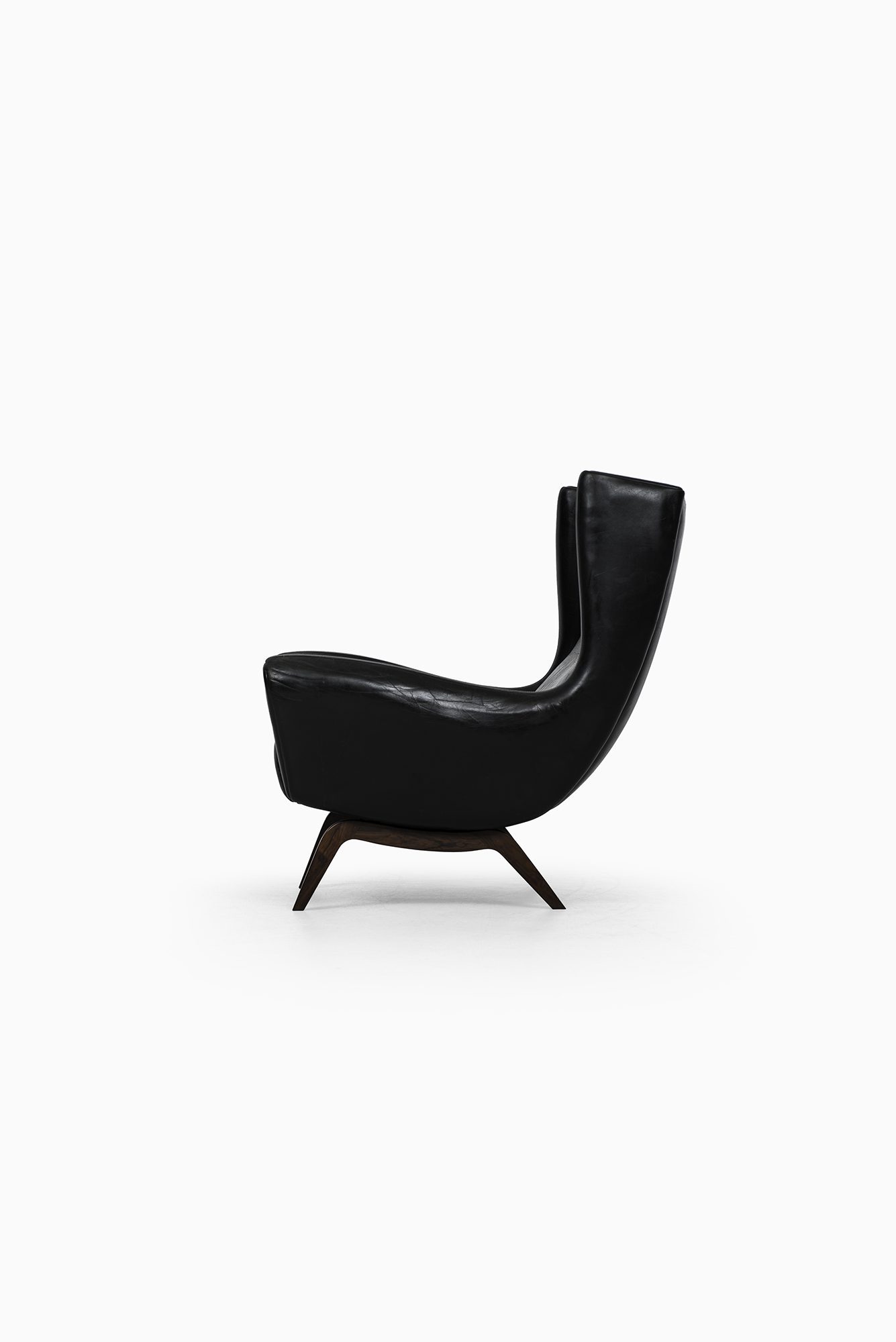 Illum Wikkelsø easy chair model 110 at Studio Schalling