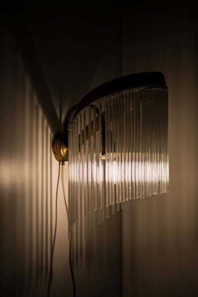 Art Deco wall lamp in brass and glass at Studio Schalling