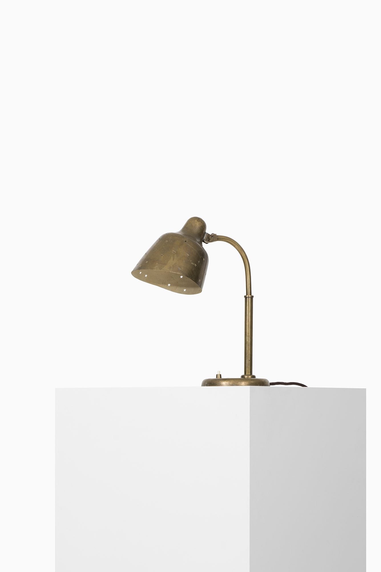 Table lamp in brass attributed to Vilhelm Lauritzen at Studio Schalling