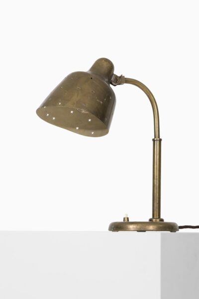 Table lamp in brass attributed to Vilhelm Lauritzen at Studio Schalling