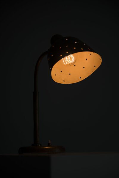 Table lamp in brass attributed to Vilhelm Lauritzen at Studio Schalling