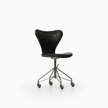 Arne Jacobsen office chair model 3117 at Studio Schalling