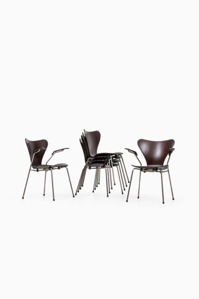 Arne Jacobsen dining chairs model 3107 & 3207 at Studio Schalling