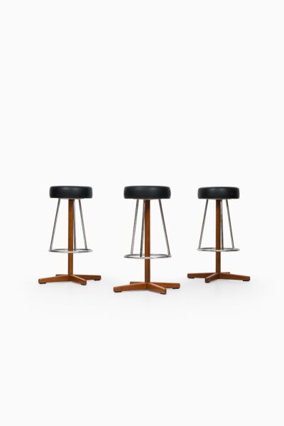 Bar stools in teak and chromed steel at Studio Schalling