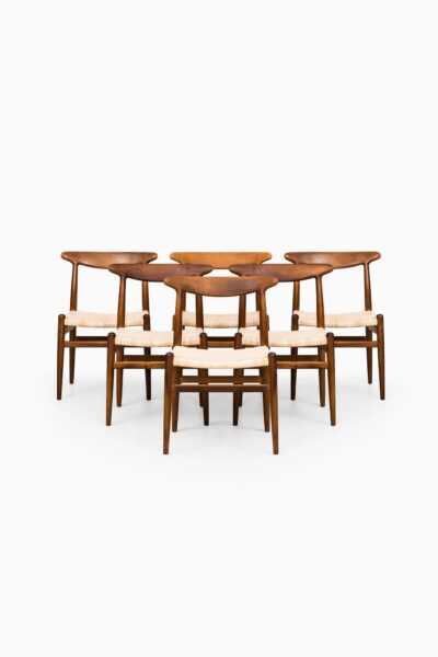 Hans Wegner dining chairs model W2 in oak at Studio Schalling