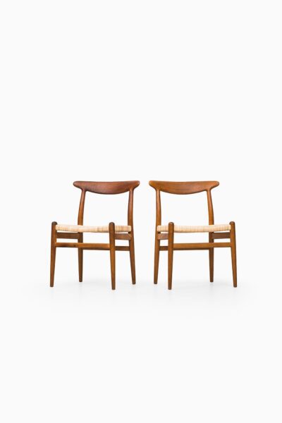 Hans Wegner dining chairs model W2 in oak at Studio Schalling