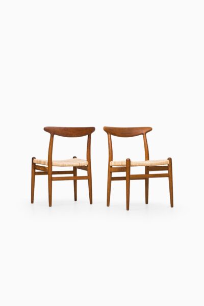 Hans Wegner dining chairs model W2 in oak at Studio Schalling