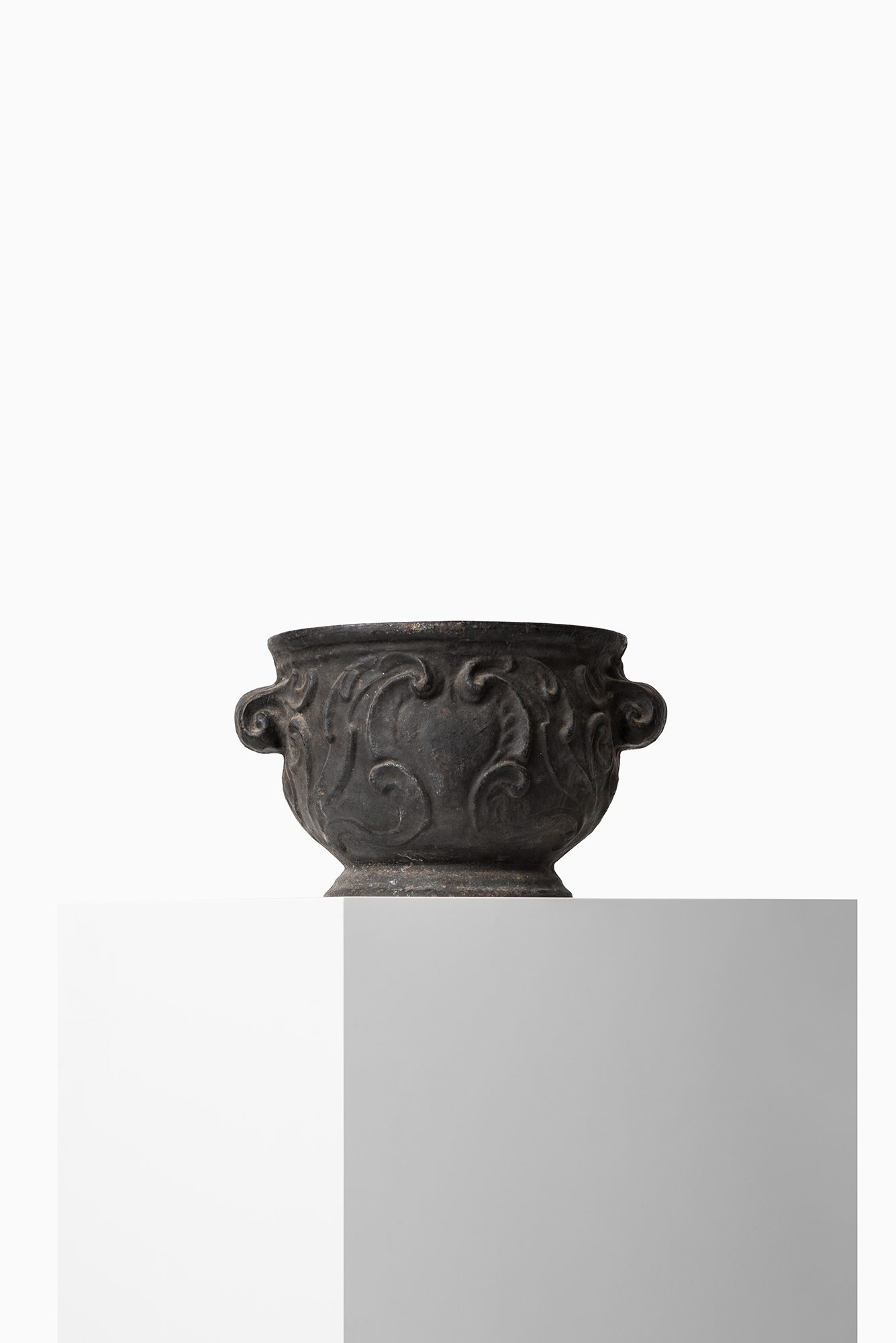 Cast iron urn Barockurnan by Näfveqvarns bruk at Studio Schalling