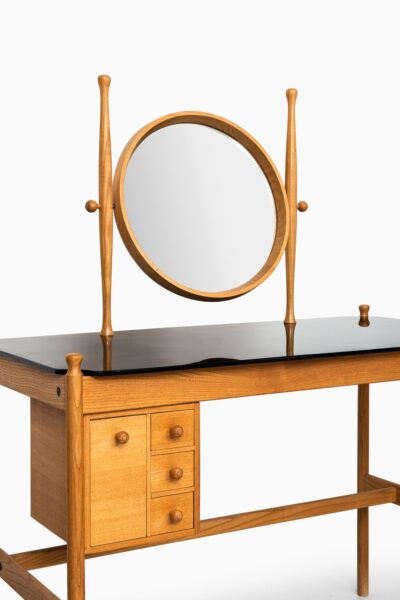 Vanity in ash, oak and black glass at Studio Schalling