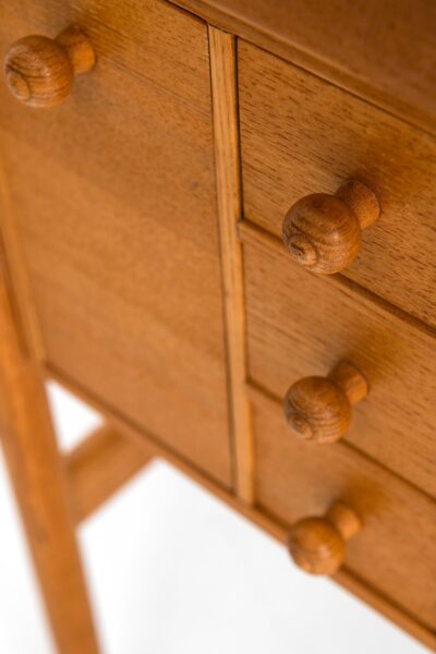 Vanity in ash, oak and black glass at Studio Schalling