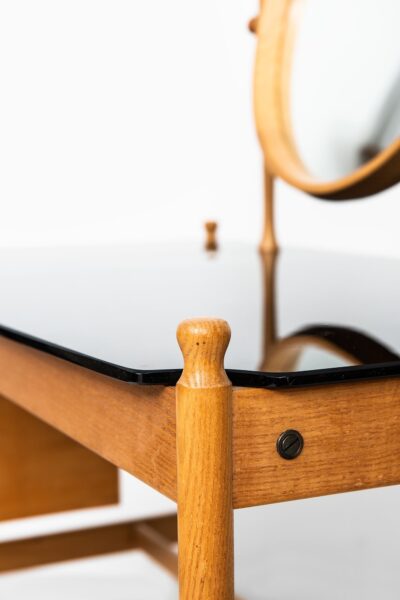 Vanity in ash, oak and black glass at Studio Schalling