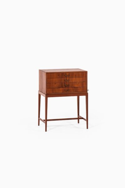 Frits Henningsen side table in mahogany at Studio Schalling