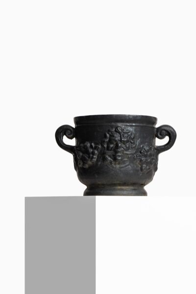 Cast iron urn produced in Sweden at Studio Schalling