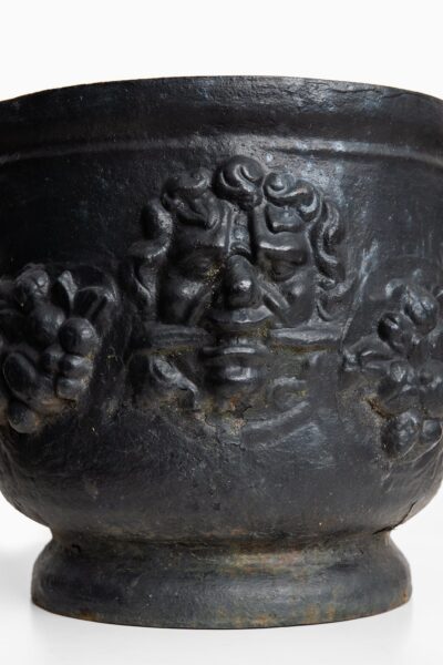 Cast iron urn produced in Sweden at Studio Schalling