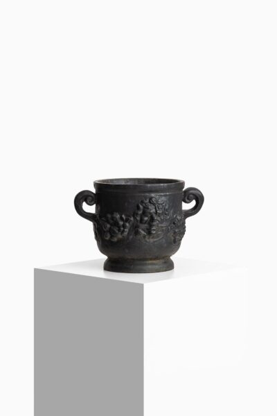 Cast iron urn produced in Sweden at Studio Schalling