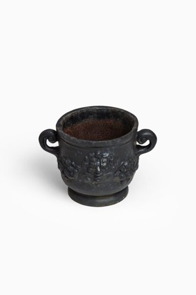 Cast iron urn produced in Sweden at Studio Schalling