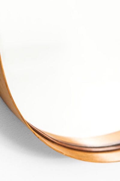 Round mirror in pine, brass and leather at Studio Schalling