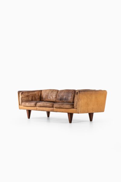 Illum Wikkelsø sofa model V11 in rosewood at Studio Schalling