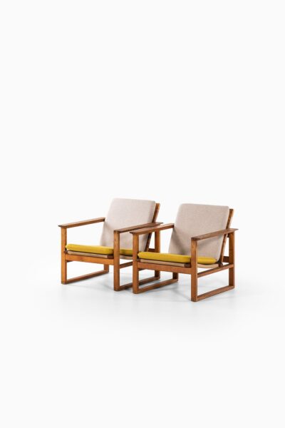 Børge Mogensen sled easy chairs in oak at Studio Schalling
