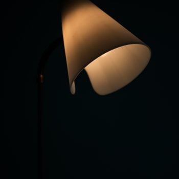 Floor lamp in brass with white lamp shade at Studio Schalling