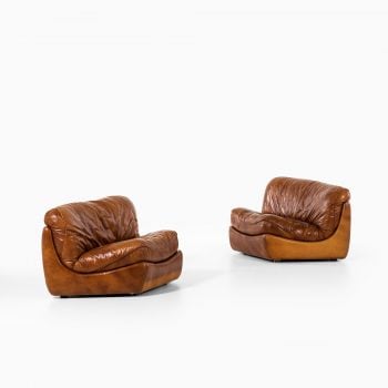 Pair of large easy chairs in leather at Studio Schalling