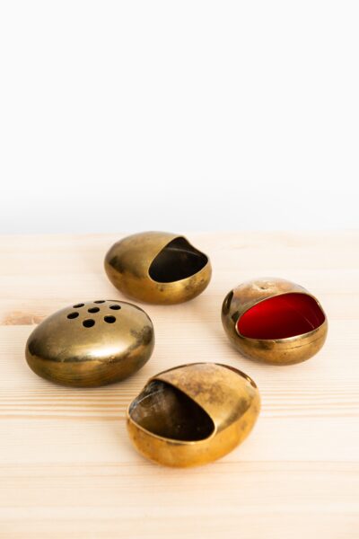 Set of 4 ashtrays in brass by Cohr at Studio Schalling