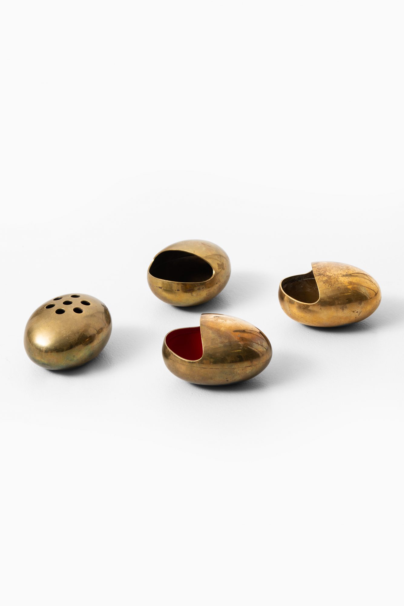 Set of 4 ashtrays in brass by Cohr at Studio Schalling