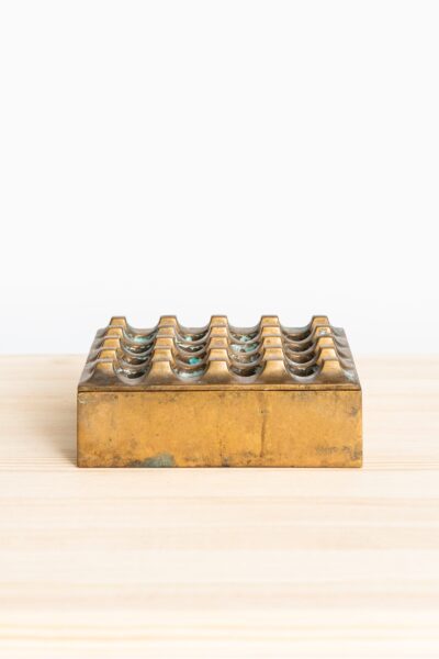 Beck & Jung ashtray in brass by Diverse Ting at Studio Schalling