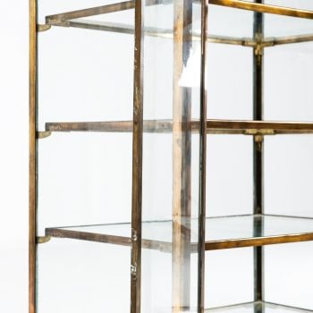 Rare display cabinet in brass and glass at Studio Schalling
