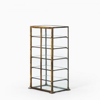 Rare display cabinet in brass and glass at Studio Schalling
