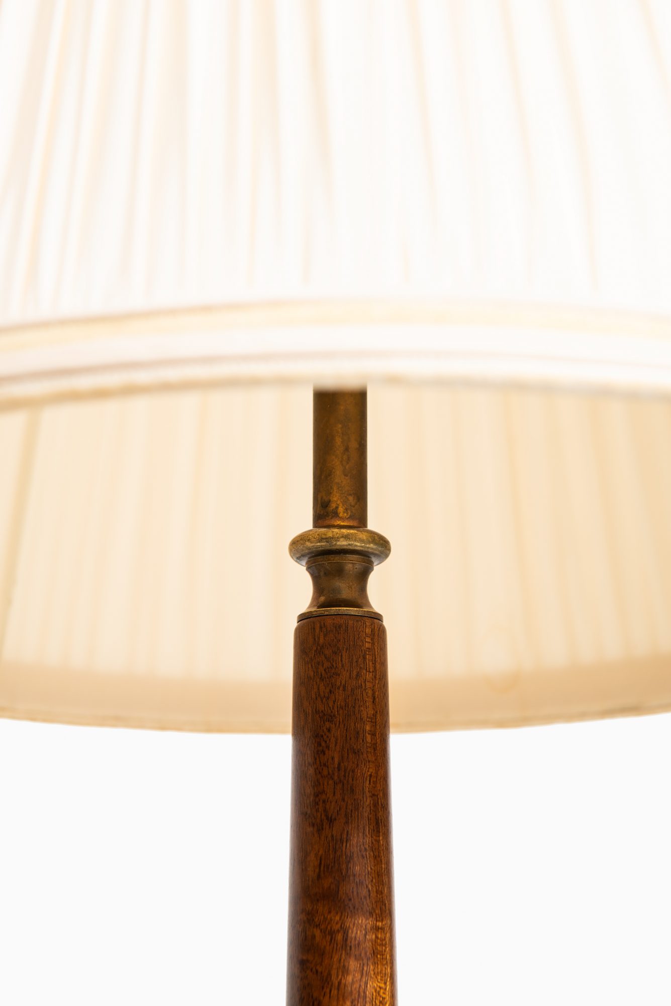 Böhlmarks floor lamps in brass and mahogany at Studio Schalling