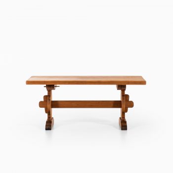 Large dining table in pine by Krogenes at Studio Schalling