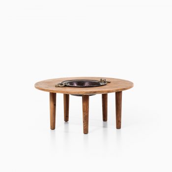 Round coffee table in pine and brass at Studio Schalling