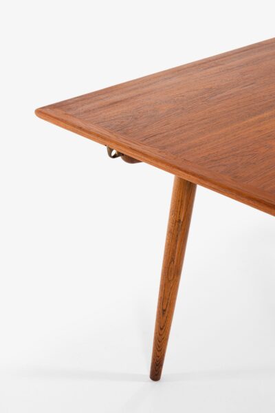 Hans Wegner dining table model JH-570 at Studio Schalling