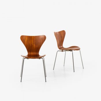 Arne Jacobsen dining chairs model 3107 at Studio Schalling