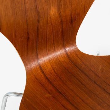 Arne Jacobsen dining chairs model 3107 at Studio Schalling