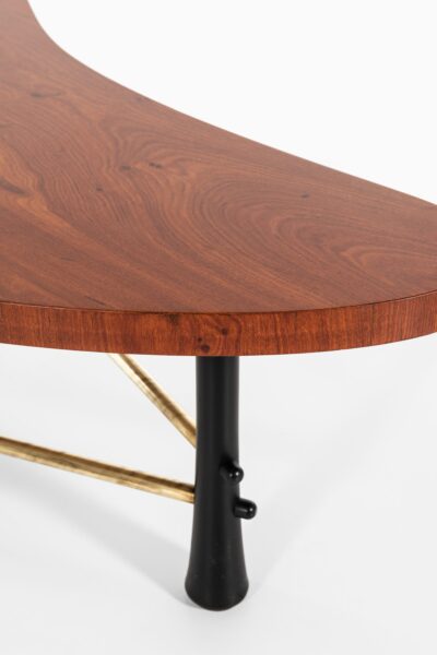 Kidney shaped coffee table in mahogany at Studio Schalling