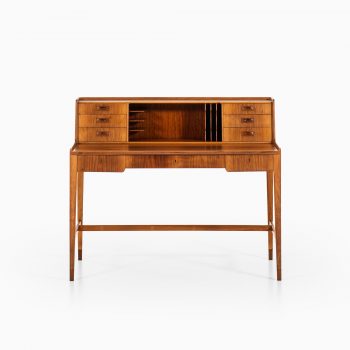 Freestanding desk in walnut at Studio Schalling