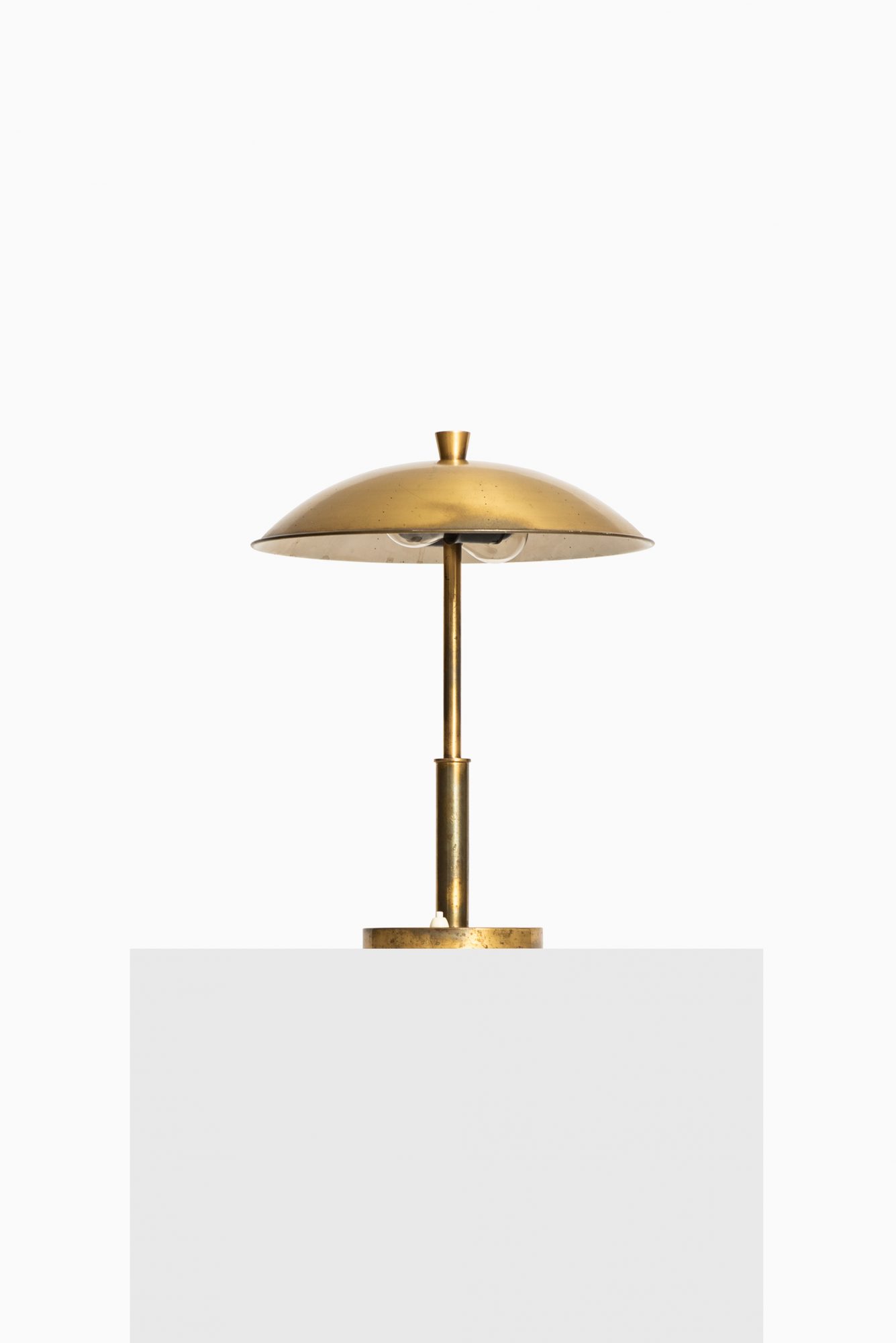 Table lamp in brass by unknown designer at Studio Schalling