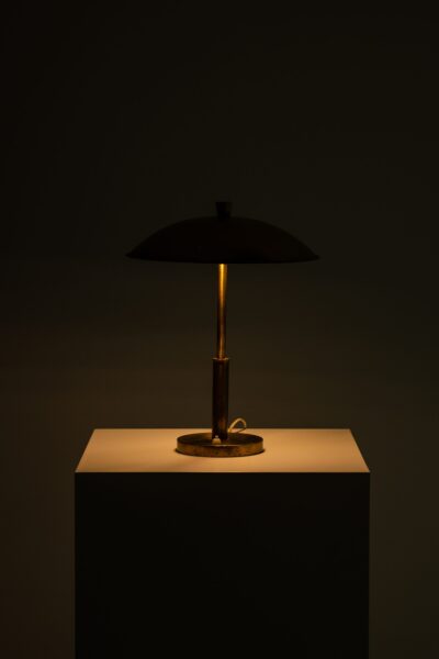 Table lamp in brass by unknown designer at Studio Schalling