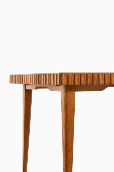 Dining table in oak and mahogany at Studio Schalling