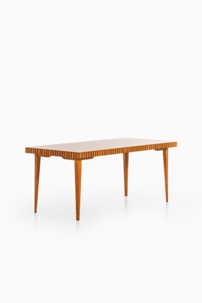 Dining table in oak and mahogany at Studio Schalling