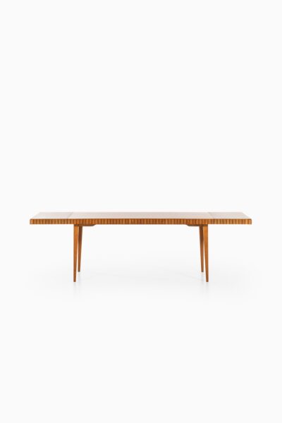 Dining table in oak and mahogany at Studio Schalling