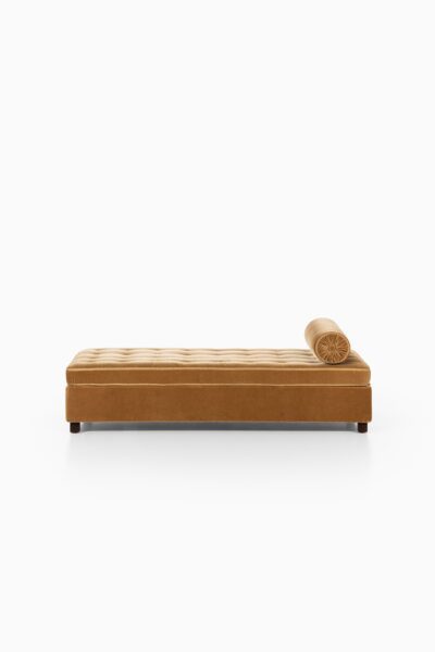 Art Deco daybed in velvet mohair fabric at Studio Schalling