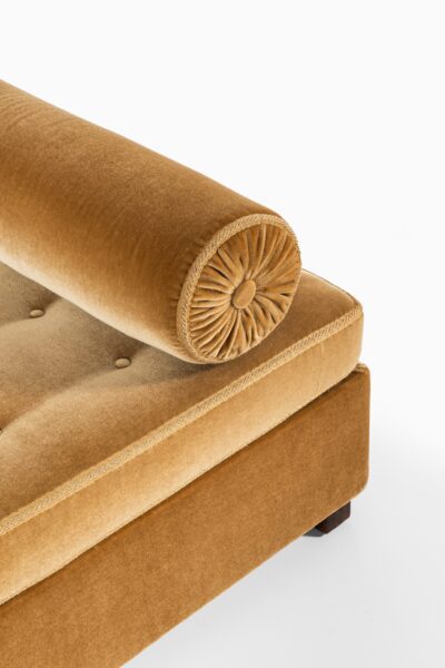 Art Deco daybed in velvet mohair fabric at Studio Schalling