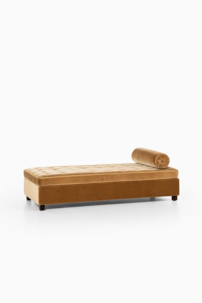 Art Deco daybed in velvet mohair fabric at Studio Schalling
