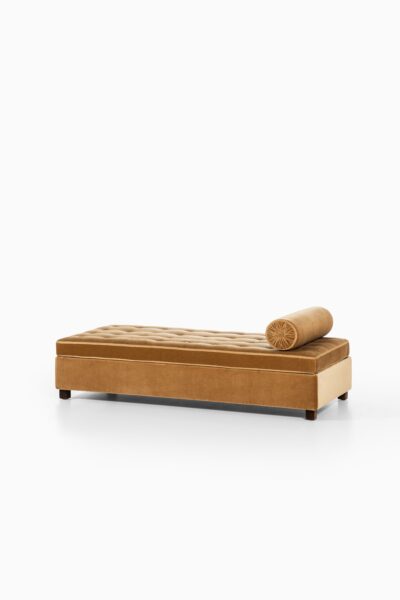 Art Deco daybed in velvet mohair fabric at Studio Schalling