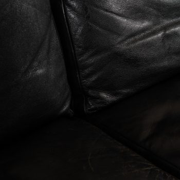 Illum Wikkelsø sofa in black leather at Studio Schalling